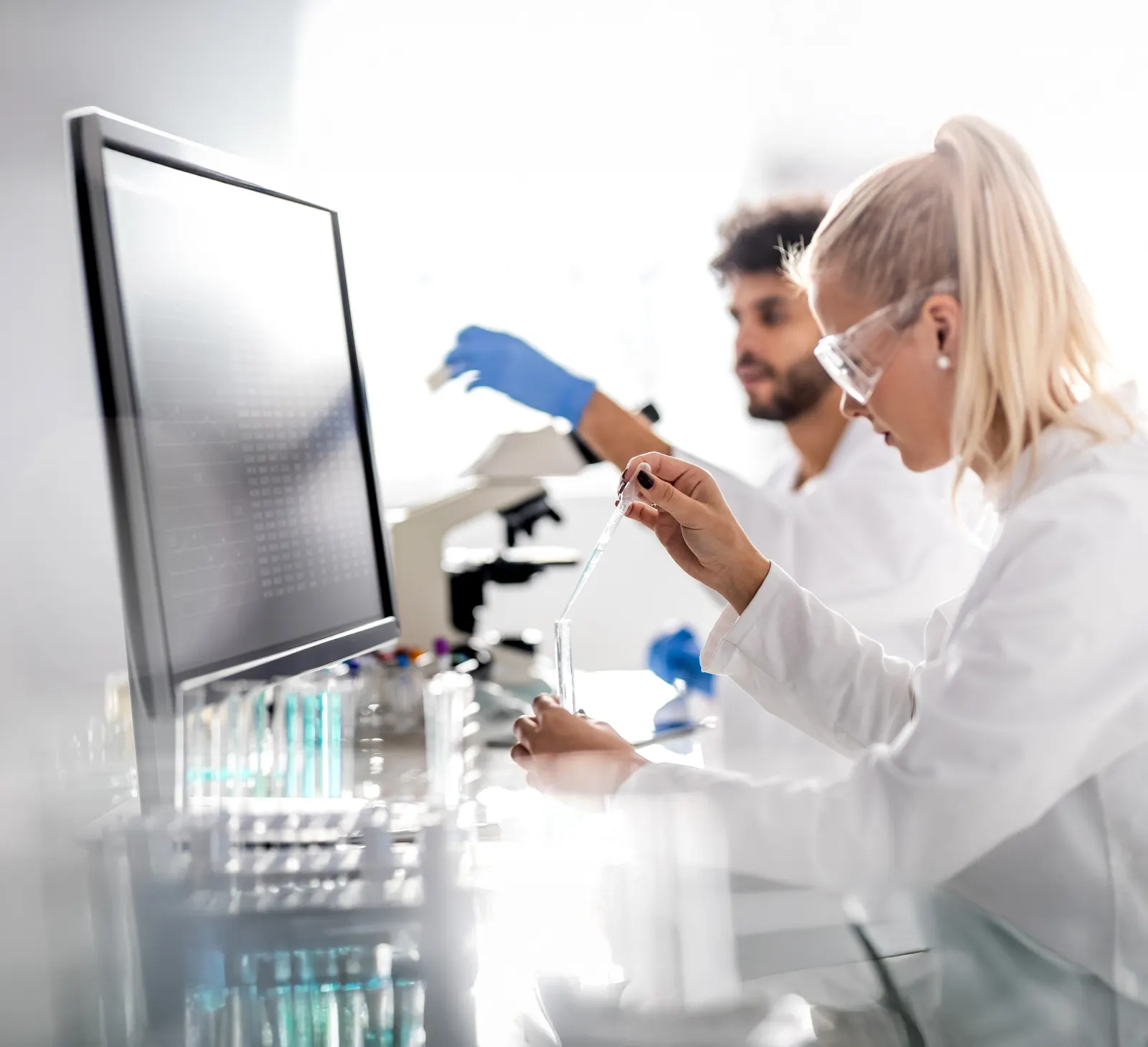 Pharmazeutische Laborumgebung als Sinnbild für EU-GMP-Qualität